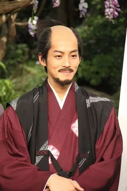日本武士的谜之发型起源史：帅不帅，剃个月代头就知道了！
