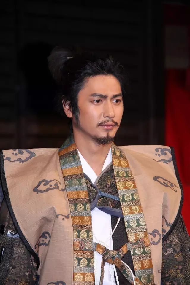 日本武士的谜之发型起源史：帅不帅，剃个月代头就知道了！