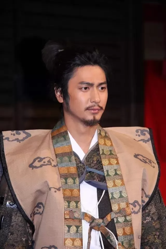 日本武士的谜之发型起源史：帅不帅，剃个月代头就知道了！