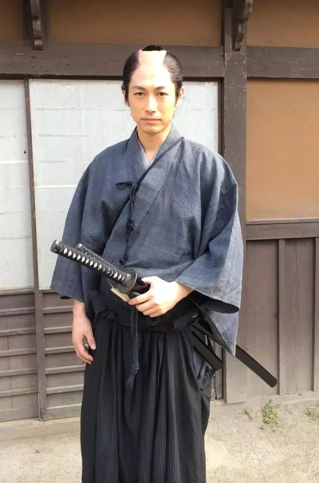 日本武士的谜之发型起源史：帅不帅，剃个月代头就知道了！