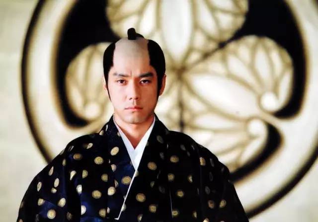 日本武士的谜之发型起源史：帅不帅，剃个月代头就知道了！
