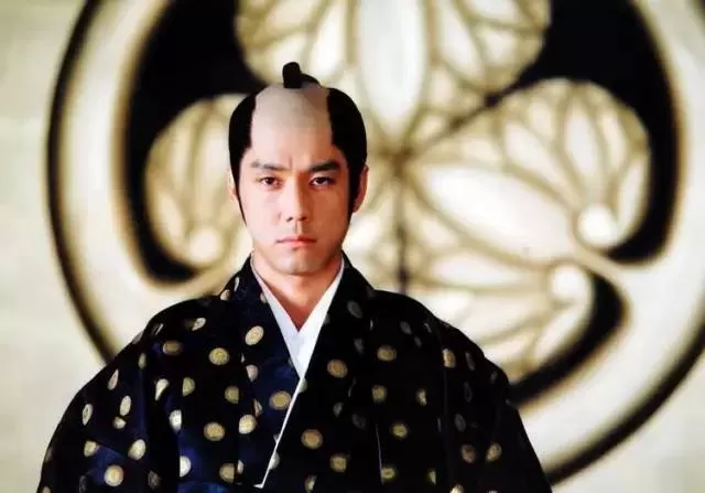 日本武士的谜之发型起源史：帅不帅，剃个月代头就知道了！