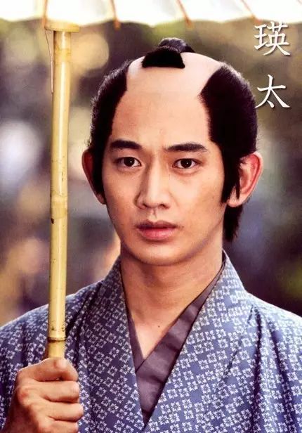 日本武士的谜之发型起源史：帅不帅，剃个月代头就知道了！