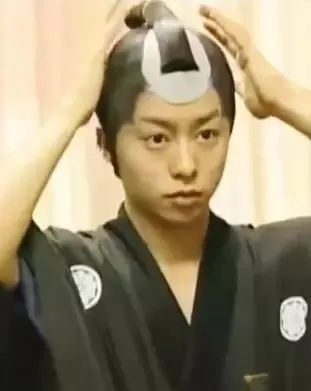 日本武士的谜之发型起源史：帅不帅，剃个月代头就知道了！