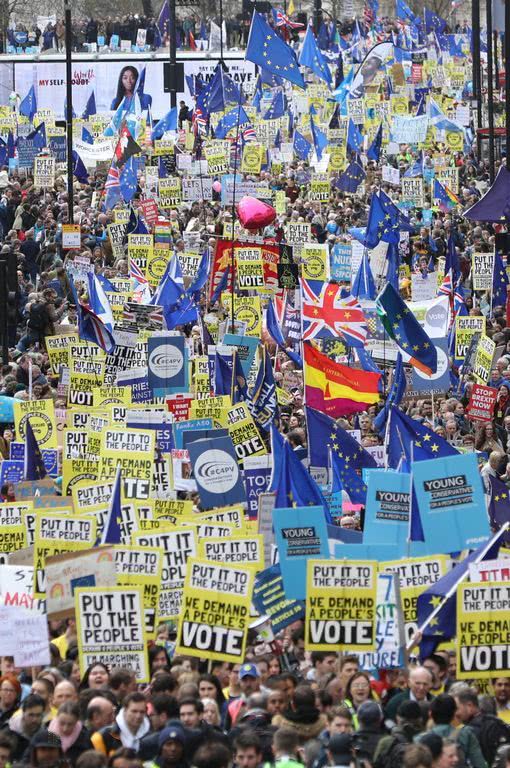 英国爆发大游行 上百万人上街要求把脱欧问题交给人民
