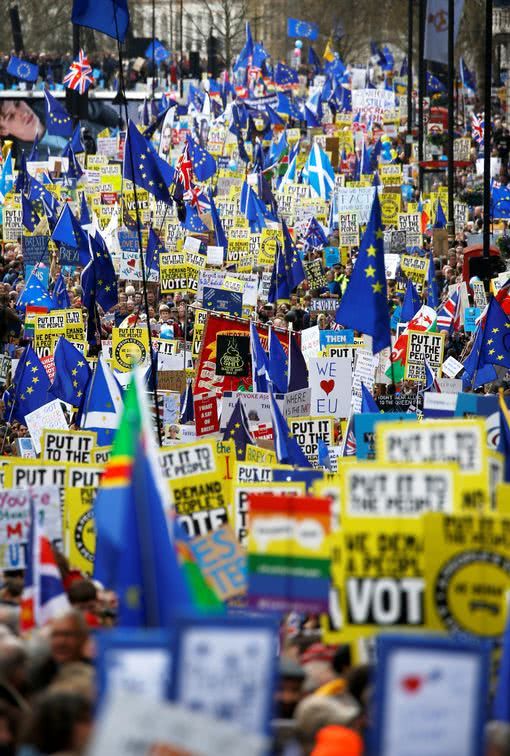英国爆发大游行 上百万人上街要求把脱欧问题交给人民