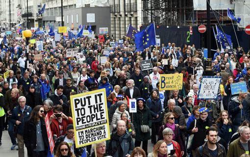 英国爆发大游行 上百万人上街要求把脱欧问题交给人民