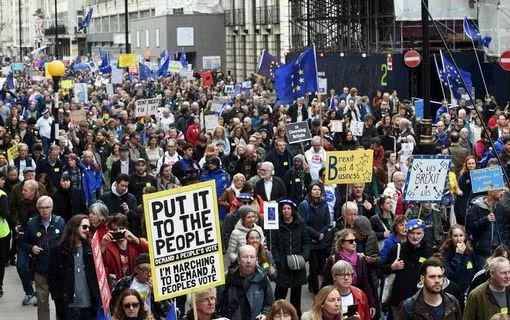 英国爆发大游行 上百万人上街要求把脱欧问题交给人民