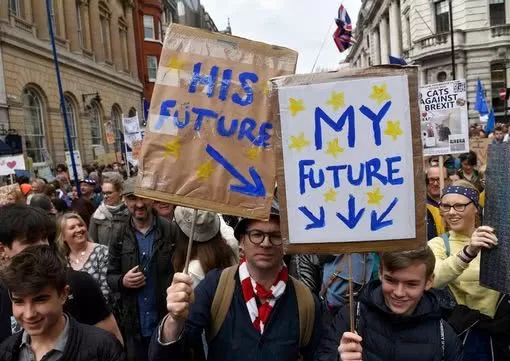 英国爆发大游行 上百万人上街要求把脱欧问题交给人民