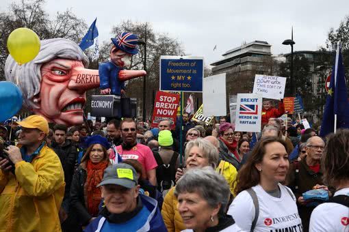 英国爆发大游行 上百万人上街要求把脱欧问题交给人民