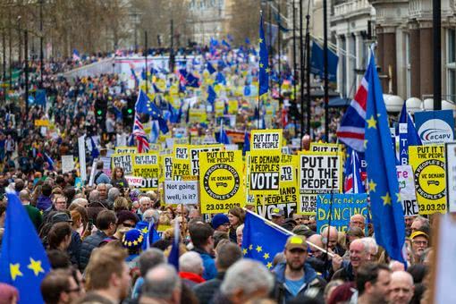 英国爆发大游行 上百万人上街要求把脱欧问题交给人民