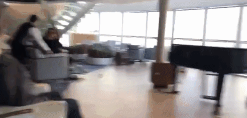 惊魂! 豪华邮轮突发引擎故障 船体倾斜进水! 华裔被困24小时 1300人等待救援!