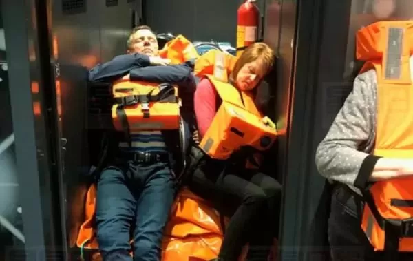惊魂! 豪华邮轮突发引擎故障 船体倾斜进水! 华裔被困24小时 1300人等待救援!