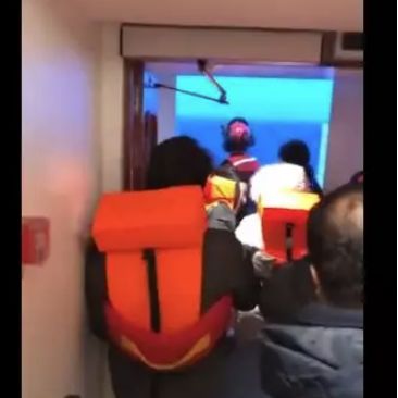 惊魂! 豪华邮轮突发引擎故障 船体倾斜进水! 华裔被困24小时 1300人等待救援!
