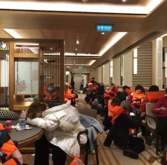 惊魂! 豪华邮轮突发引擎故障 船体倾斜进水! 华裔被困24小时 1300人等待救援!