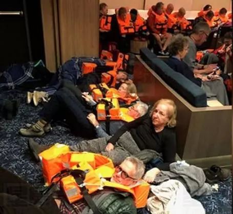 惊魂! 豪华邮轮突发引擎故障 船体倾斜进水! 华裔被困24小时 1300人等待救援!