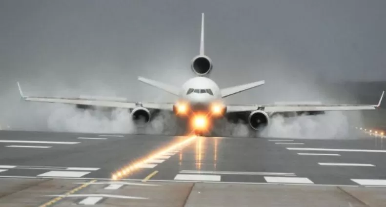 加拿大起飞波音航班紧急迫降! 万米高空突发故障 数百乘客吓傻 华人崩溃!