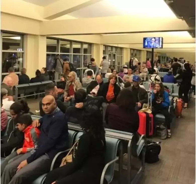 加拿大起飞波音航班紧急迫降! 万米高空突发故障 数百乘客吓傻 华人崩溃!