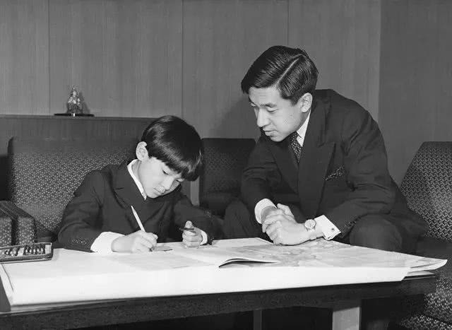 走近日本新天皇德仁一家：学霸、情圣、非主流？