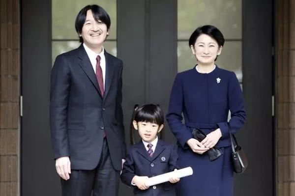 走近日本新天皇德仁一家：学霸、情圣、非主流？