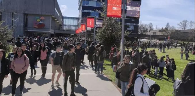 温哥华疯了! 12小时内 枪战 车祸 恶意纵火! 数十辆警车封锁现场 千人紧急疏散