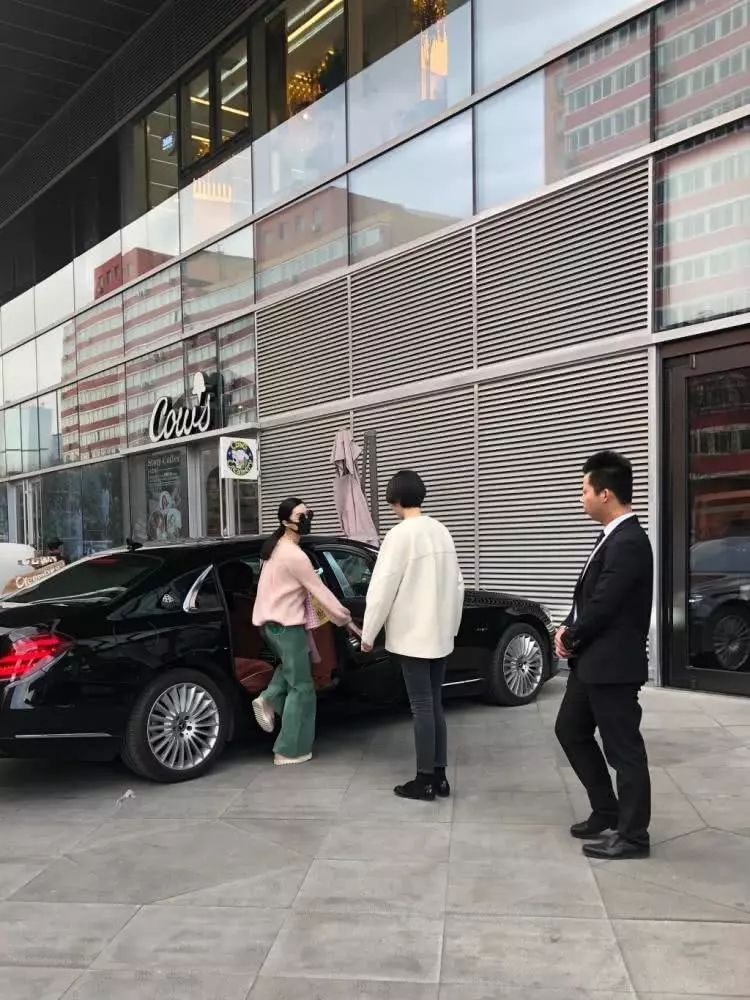 范冰冰破产了? 逛街打扮寒酸 鞋子半年未换 千万豪车变卖 只剩一辆旧奔驰