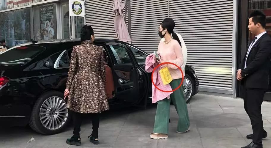范冰冰破产了? 逛街打扮寒酸 鞋子半年未换 千万豪车变卖 只剩一辆旧奔驰