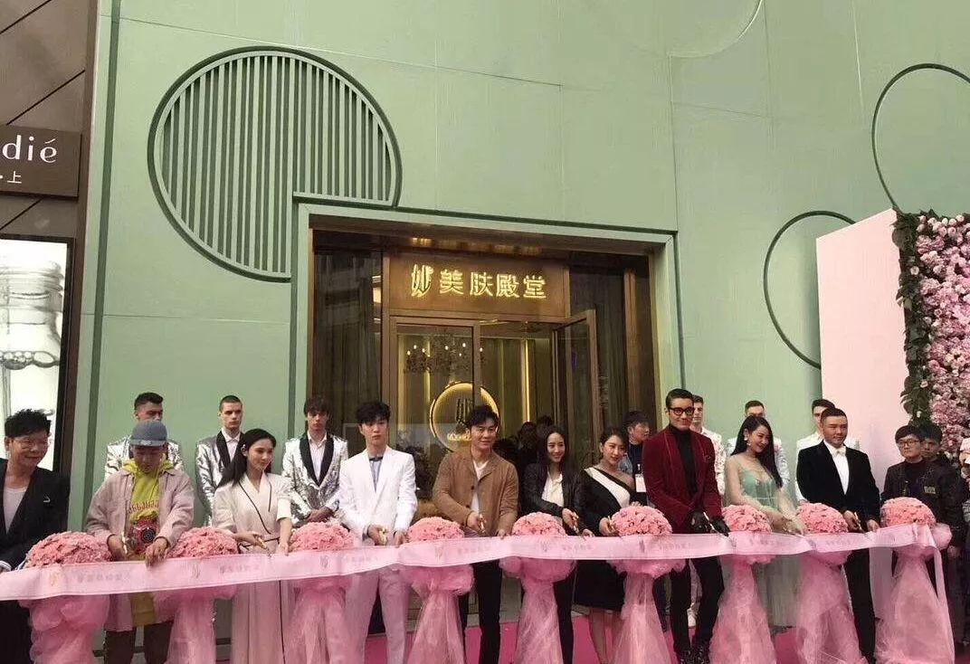 范冰冰破产了? 逛街打扮寒酸 鞋子半年未换 千万豪车变卖 只剩一辆旧奔驰