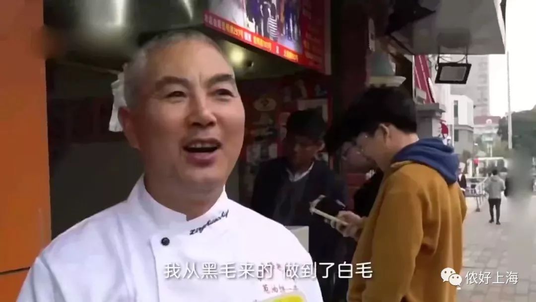 大叔卖葱油饼28年 上海买下2套房 还供2个女儿读完名牌大学！