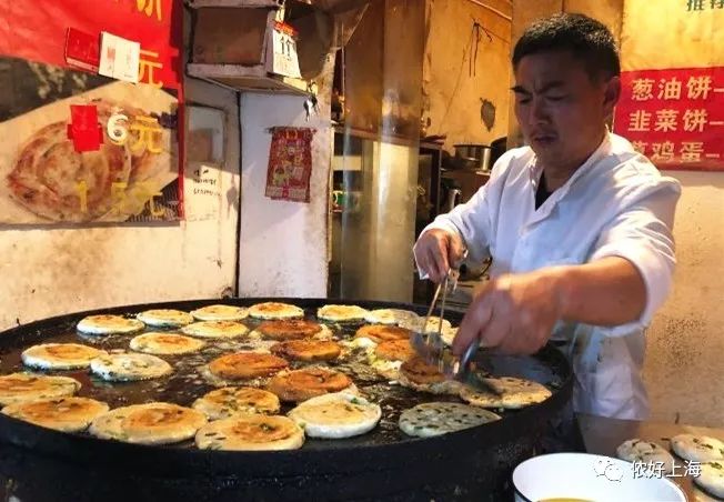 大叔卖葱油饼28年 上海买下2套房 还供2个女儿读完名牌大学！