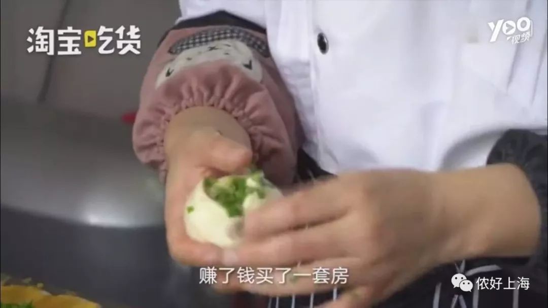 大叔卖葱油饼28年 上海买下2套房 还供2个女儿读完名牌大学！
