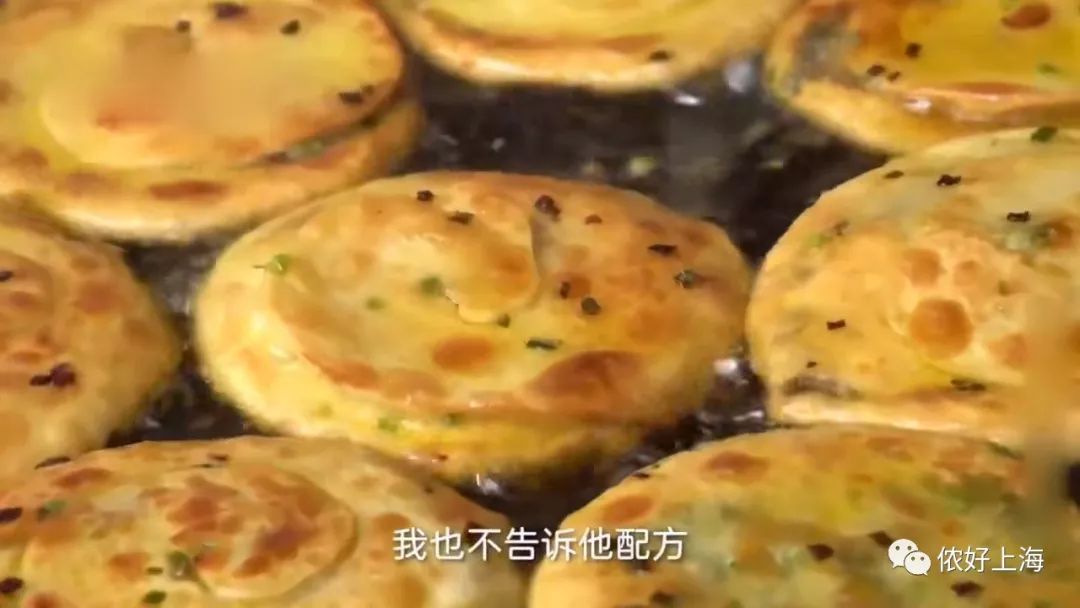 大叔卖葱油饼28年 上海买下2套房 还供2个女儿读完名牌大学！