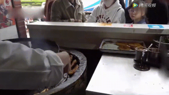大叔卖葱油饼28年 上海买下2套房 还供2个女儿读完名牌大学！