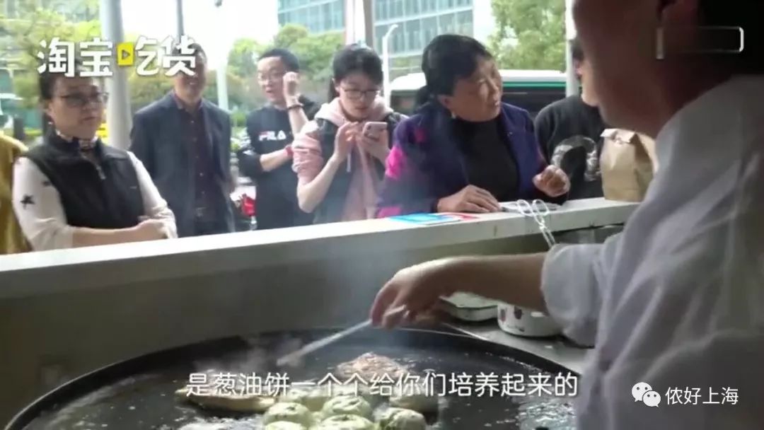 大叔卖葱油饼28年 上海买下2套房 还供2个女儿读完名牌大学！