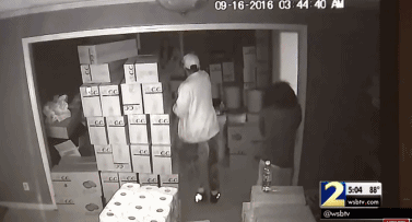 太牛了! 华人夫妇当街遭抢劫 直接开枪干掉5个黑人! 歹徒倒地后继续补枪...
