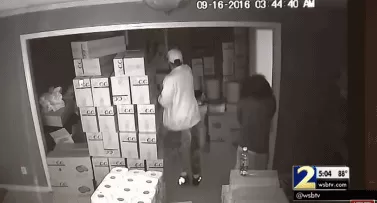 太牛了! 华人夫妇当街遭抢劫 直接开枪干掉5个黑人! 歹徒倒地后继续补枪...