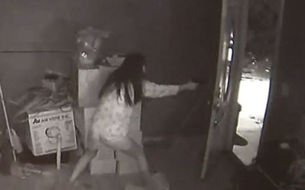 太牛了! 华人夫妇当街遭抢劫 直接开枪干掉5个黑人! 歹徒倒地后继续补枪...