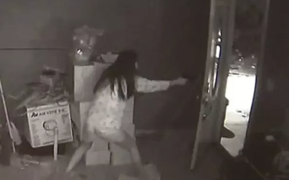 太牛了! 华人夫妇当街遭抢劫 直接开枪干掉5个黑人! 歹徒倒地后继续补枪...