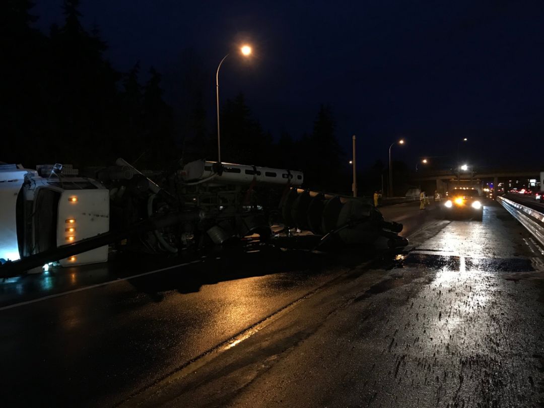 列治文高速翻了辆大卡车 早高峰堵爆7小时 全城交通瘫痪 车祸大爆发!