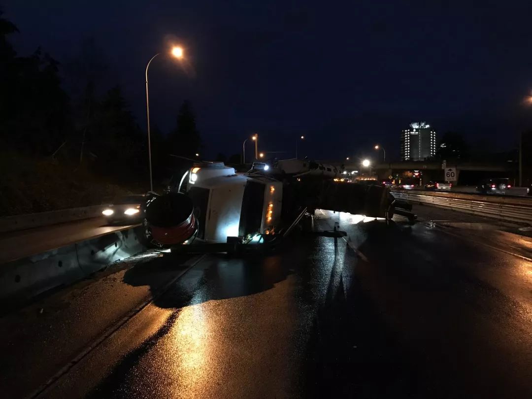 列治文高速翻了辆大卡车 早高峰堵爆7小时 全城交通瘫痪 车祸大爆发!