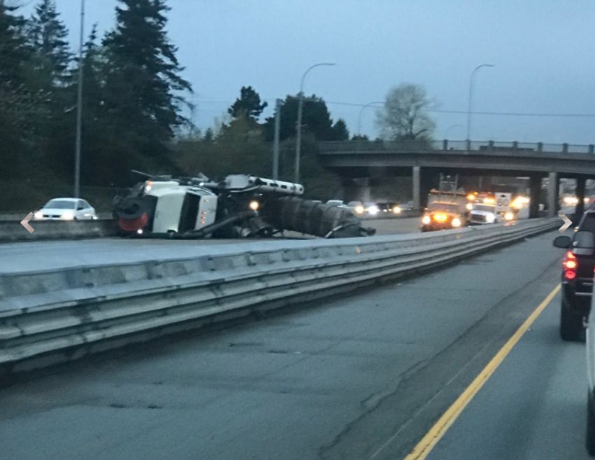 列治文高速翻了辆大卡车 早高峰堵爆7小时 全城交通瘫痪 车祸大爆发!