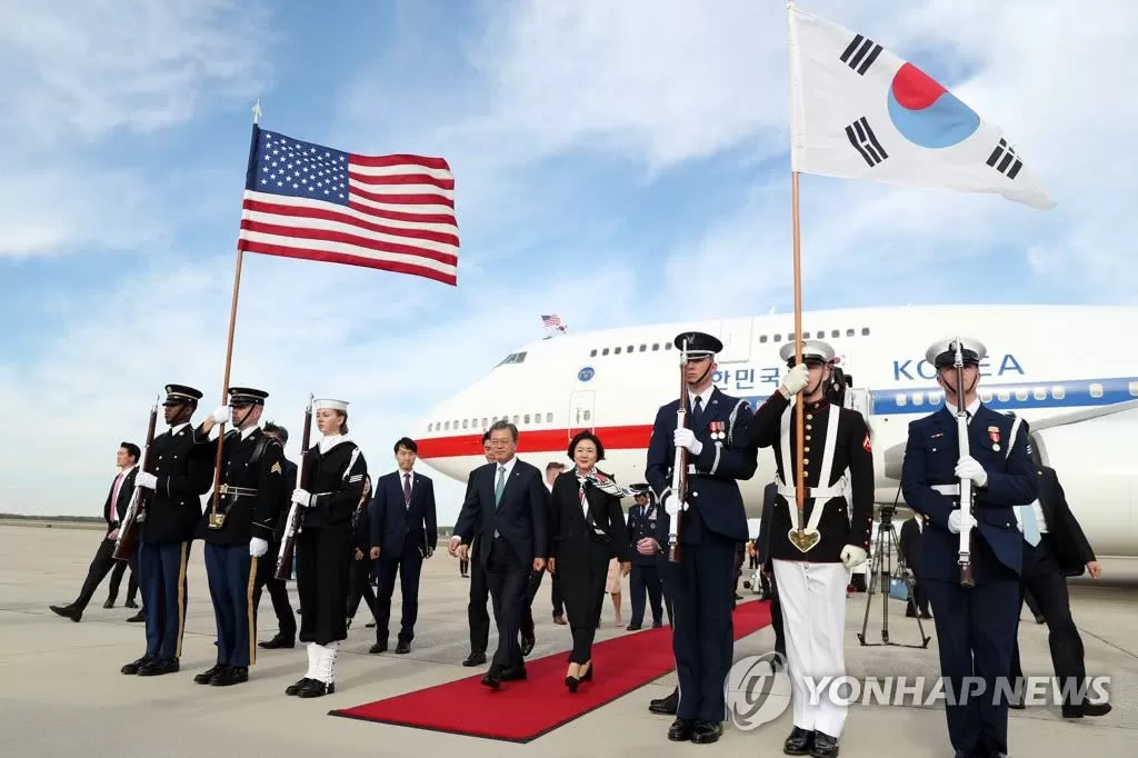 美国用“掉色”太极旗迎接文在寅 韩国网友炸锅