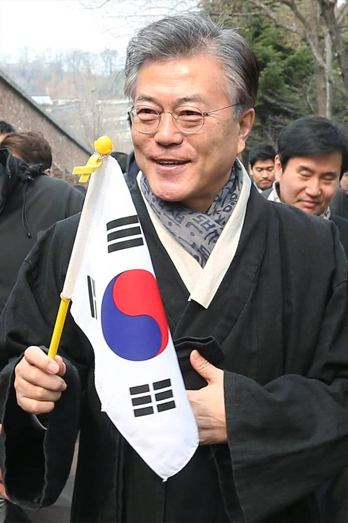 美国用“掉色”太极旗迎接文在寅 韩国网友炸锅