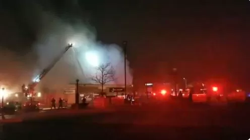 大温突发神秘爆炸! 知名连锁商店屋顶炸开 火光冲天浓烟滚滚 男子重伤命危