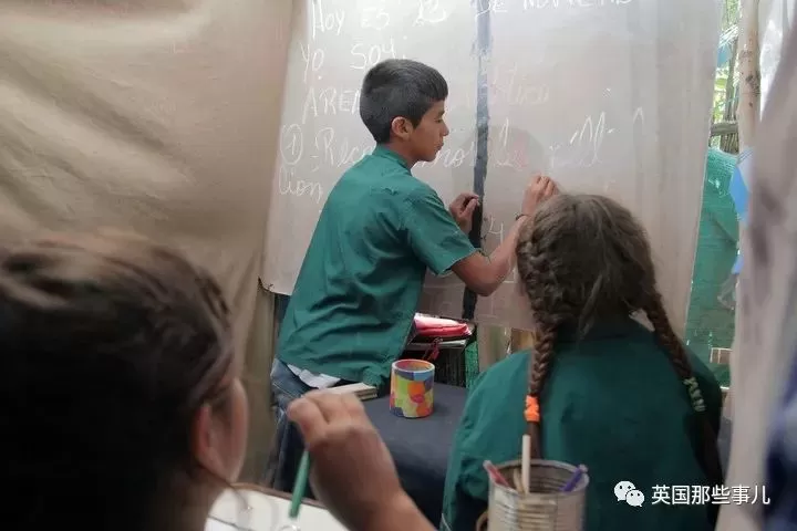 同伴失学，9岁的他自己办了所学校当校长，这孩子简直是天使啊
