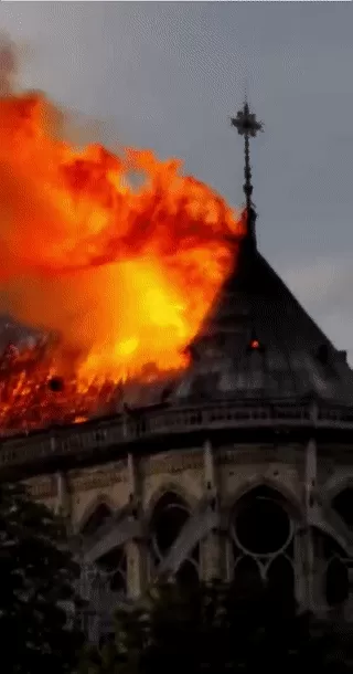 突发! 巴黎圣母院遭烈火吞噬 800年建筑崩塌 人类瑰宝成残骸 全球悲痛!