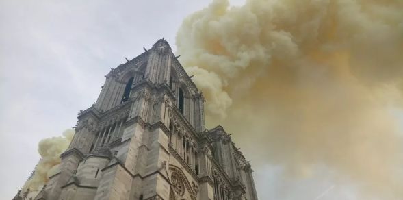 突发! 巴黎圣母院遭烈火吞噬 800年建筑崩塌 人类瑰宝成残骸 全球悲痛!