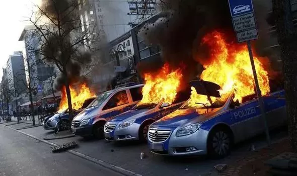恐怖! 加拿大市中心 男子泼汽油烧车13车被焚 车主还在内成移动火球!