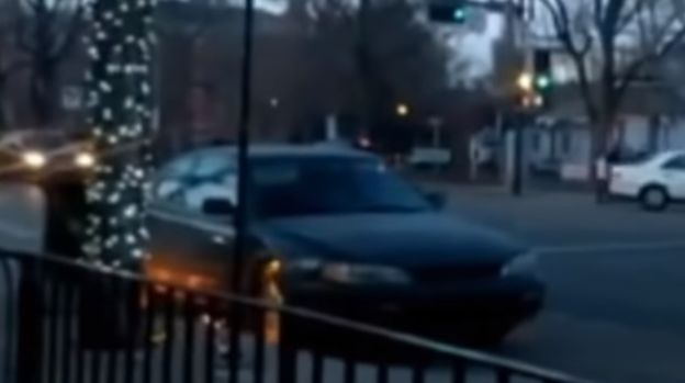 恐怖! 加拿大市中心 男子泼汽油烧车13车被焚 车主还在内成移动火球!