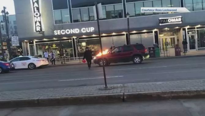 恐怖! 加拿大市中心 男子泼汽油烧车13车被焚 车主还在内成移动火球!